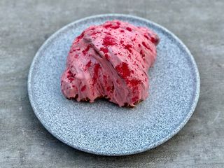 Круасан полуничний ганаш