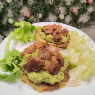 Tostón con chicharrón