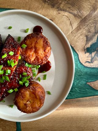 Coaste de porc slow cooked cu medalioane de cartofi deep fried