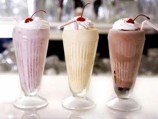 Клубничный молочный коктейль (300 мл.)