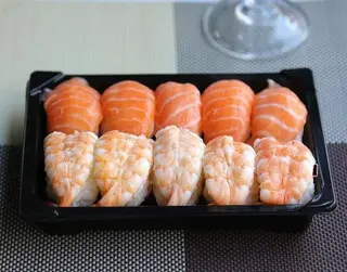 07.Nigiri com Salmão e Gambas
