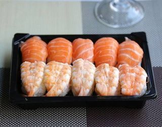 07.Nigiri com Salmão e Gambas