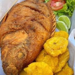 Pescado frito con tostones o patatas frita 