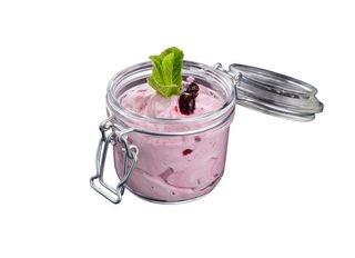 Цедено кисело мляко с сладко от боровинки (200г)