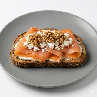 Tostada Integral De Salmón Ahumado Con Nueces Y Queso