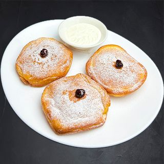 Blinele cu dulceață de vișină și smîntînă