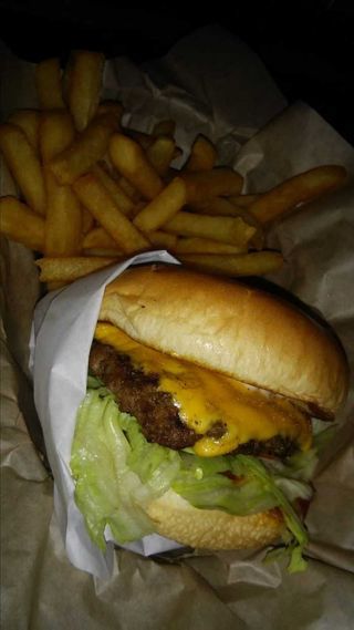 Hamburguesa De Pollo + Coca-Cola Sabor Original lata 330ml.