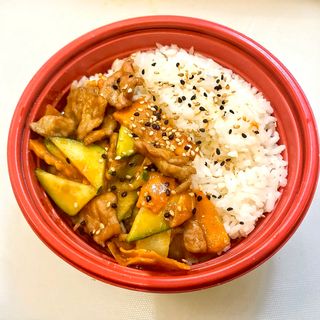 Donburi con manzo e salsa satay