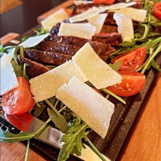 Tagliata de vita pe pat de rucola și parmezan