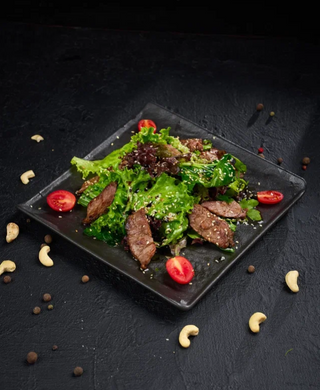 Теплый салат с телятиной