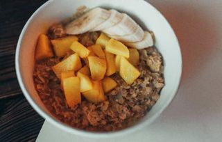 Вівсяна каша з сезонними фруктами (250г)