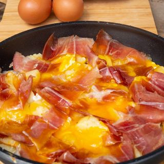 Huevos Rotos Con Jamón Serrano (450 G.)