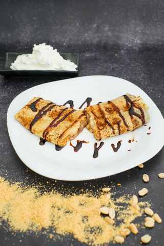 Palačinka sa kremom, plazmom u mleku i šlagom