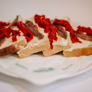 Tostada de crema de roquefort, pimiento de piquillo y anchoas