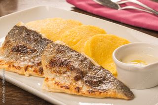 Crap prajit in malai cu mamaliga si usturoi