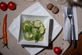 Salată de castraveți proaspeti