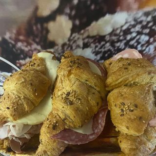 Cornetto con salame napoli + formaggio