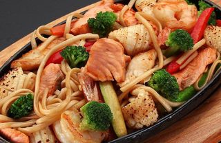 Udon cu fructe de mare