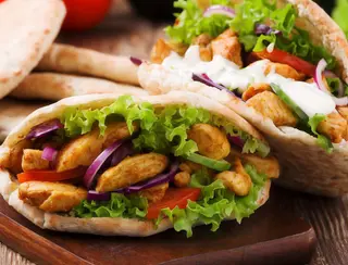 Kebab De Pollo Con Ensalada