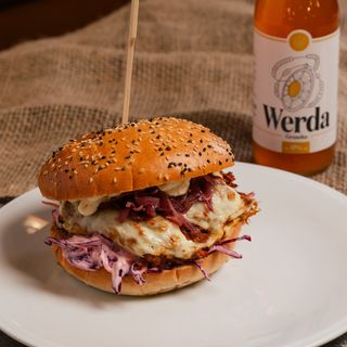 Burger z szarpaną wieprzowiną w sosie barbecue