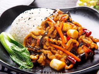 Riso con straccetti di maiale in salsa agrodolce piccante鱼