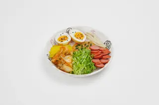 Боул по-корейски с сосисками и кимчи