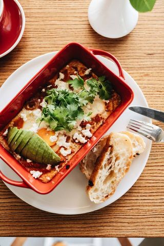 Шакшука з фетою та авокадо