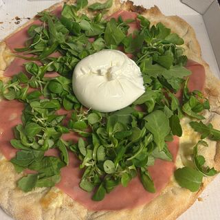 Pizza Mortadella burrata y rucola