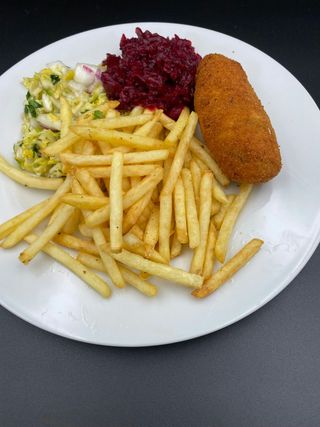 Devolay z szynką i serem, frytki, surówka