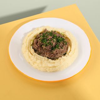 Томлена яловичина з картопляним пюре з селерою