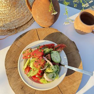 კიტრი პომიდვრის  სალათი კახური ზეთით 