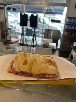 Pizza ripiena salame e formaggio