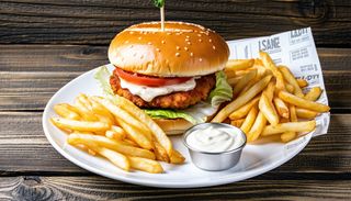 Пилешки бургер с пържени картофи