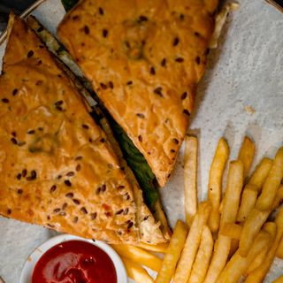 Клаб-сэндвич с курицей и картофелем фри (350 гр.)