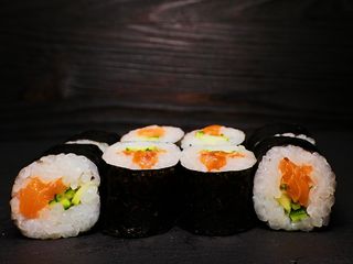 Макі рол з лососем та огірком (110г)