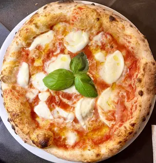 Pizza Margherita cu bocconcino si busuioc