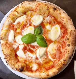 Pizza Margherita cu bocconcino si busuioc