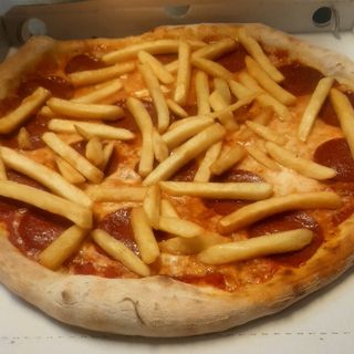 Pizza salame piccante e patate fritte 