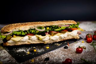 Сандвич с крема сирене и кашкавал , песто (500г)