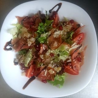 Салат зпрошуто та карамелізованою грушею (120гр)