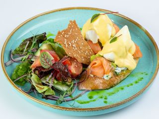 Бенедикт с семгой и авокадо