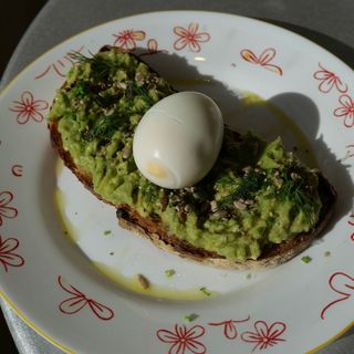 Tostada de aguacate y huevo