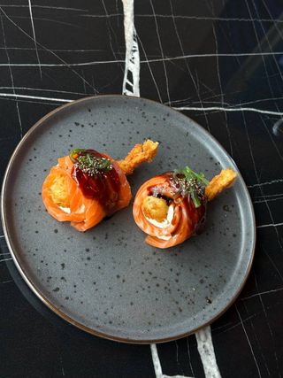 Лосось эби темпура ролл/ Salmon ebi tempura roll