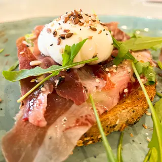 2 Tostas de Jamón, Aguacate, huevo y rúcula