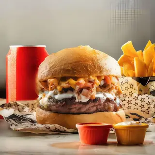 Hamburguesa Gringa Con Patatas Caseras Y Bebida