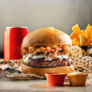 Hamburguesa Gringa Con Patatas Caseras Y Bebida