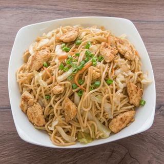 29. Пържени спагети с пилешко и зеленчуци 900г