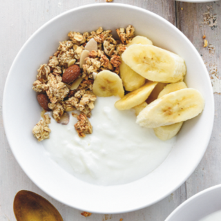 Iogurte com Granola, Banana e Mel