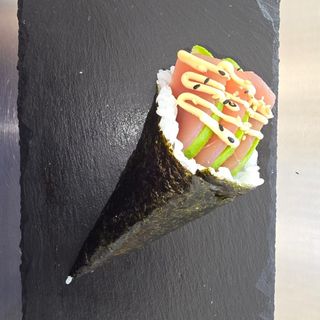 31. Temaki De Atún Con Aguacate (2 Pzs.)