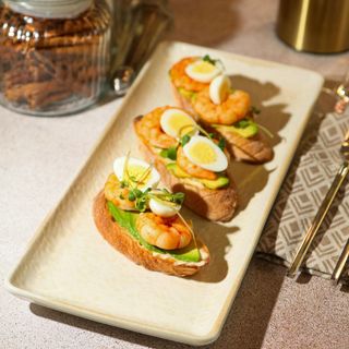 Брускети з креветкою та перепелиним яйцем 